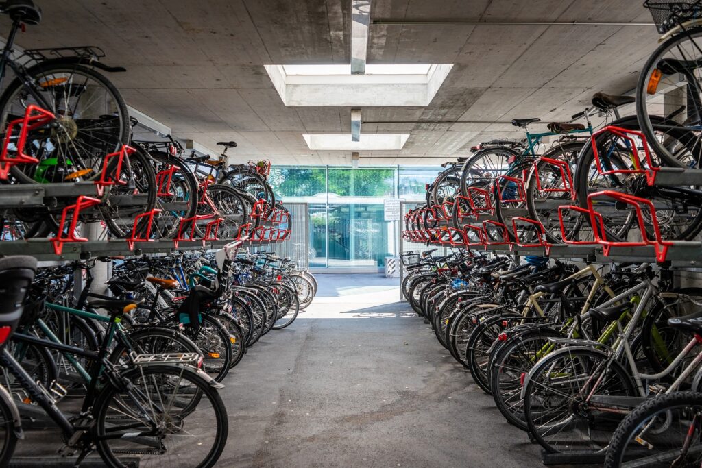 Bilden visar cykelställ i två våningar för cykelparkeringar. Cykelställ finns som fristående cykelställ och som låsbara cykelställ och cykelställ för vägg
