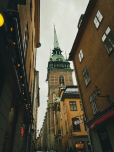 Bilden visar fastigheter i Stockholm som kan behöva fastighetstvätt, fastighetsmålning och fastighetsrenovering i Stockholm med yrkesklättrare i Stockholm med omnejd