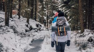 Bilden visar lättviktsvandring ochj backpacking med bra gaskök och bästa vandringsryggsäck, med rätt liggunderlag och sovsäck för dina behov. Sköna trailskor är ett måste när du vill prova trailrunning.