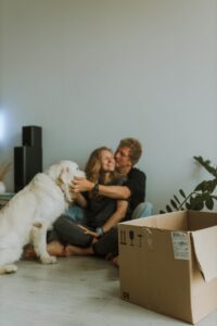 Bilden visar ett par som flyttar. Flytta enklare med en flyttfirma och städfirma som finns tillgänglig på flera orter i hela Sverige.