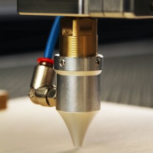 Bilden visar laserskärning som en metod för tillskärning av detaljer. Med abrasiv vattenskärning kan du utföra vattenstråleskärning för finecut och microskärning.
