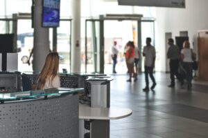 Bilden visar en företagslobby. Med rätt företagsskyltning och inforamtionsskyltar hittar dina besökare rätt till ditt företag.