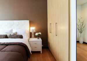 Bilden visar ett sovrum med en säng. En ställbar säng av hög kvalitet kräver även sängtillbehör som bäddmadrasser av högsta kvalitet.