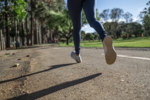 Bilden visar en person som springer, Snabb återhämtning med naturliga sportdrycker utan koffein.