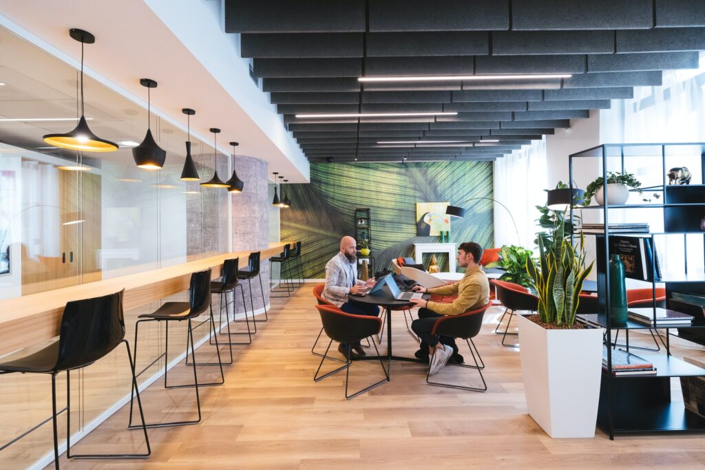 Bilden visar ett företagshotell eller kontorshotell med coworking ytor eller gemensamma kontorsytor. På ett företagshotell eller kontorshotell kan du använda exempelvis Coworking spaces i Göteborg i ett perfekt centralt läge.