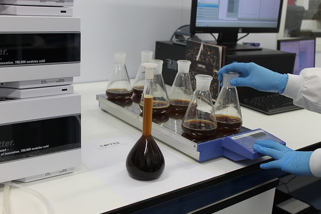 Bilden visar laboratorieutrustning. Laboratorieutrustningar används för en effektiv hantering av experiment och analyser.